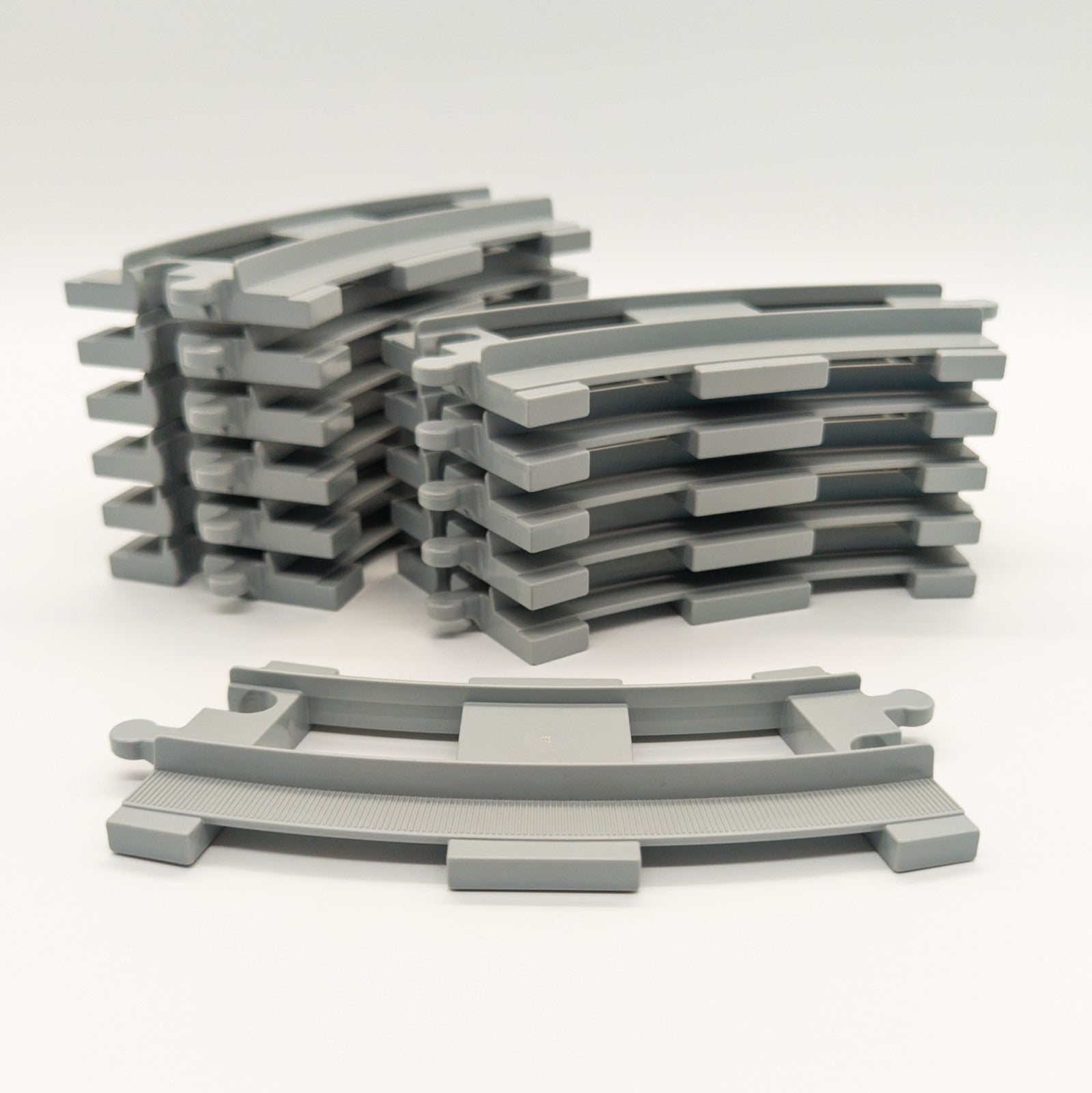 12x LEGO DUPLO Eisenbahn Schienen Kurven hellgrau gebogen 6378 Light Gray - nerdyvana.com Hauptbild