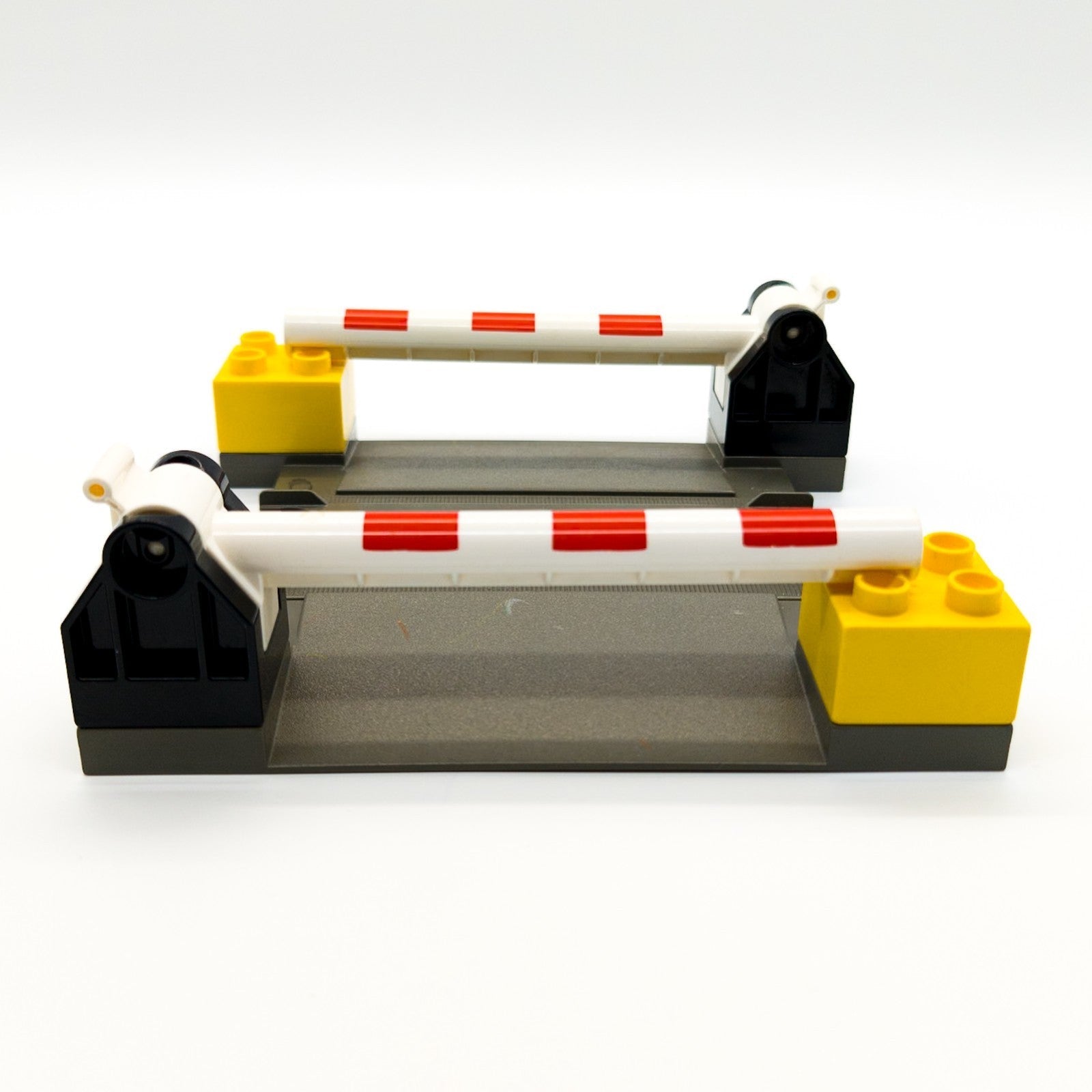 1x LEGO DUPLO Eisenbahn Schienen Bahnübergang dark gray 2701 2 Schranken SWR - nerdyvana.com