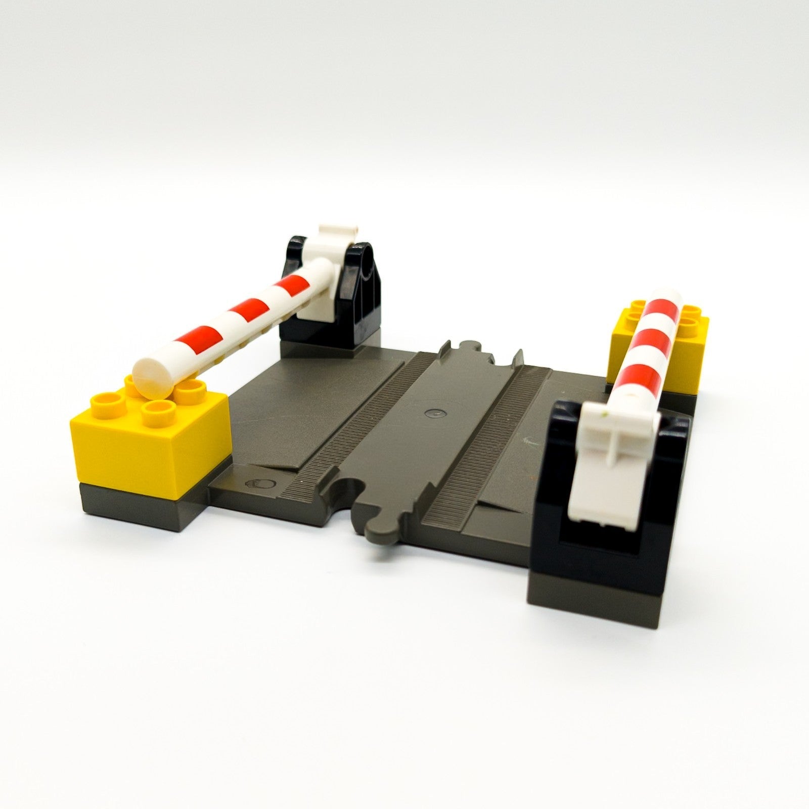 1x LEGO DUPLO Eisenbahn Schienen Bahnübergang dark gray 2701 2 Schranken SWR - nerdyvana.com Hauptbild