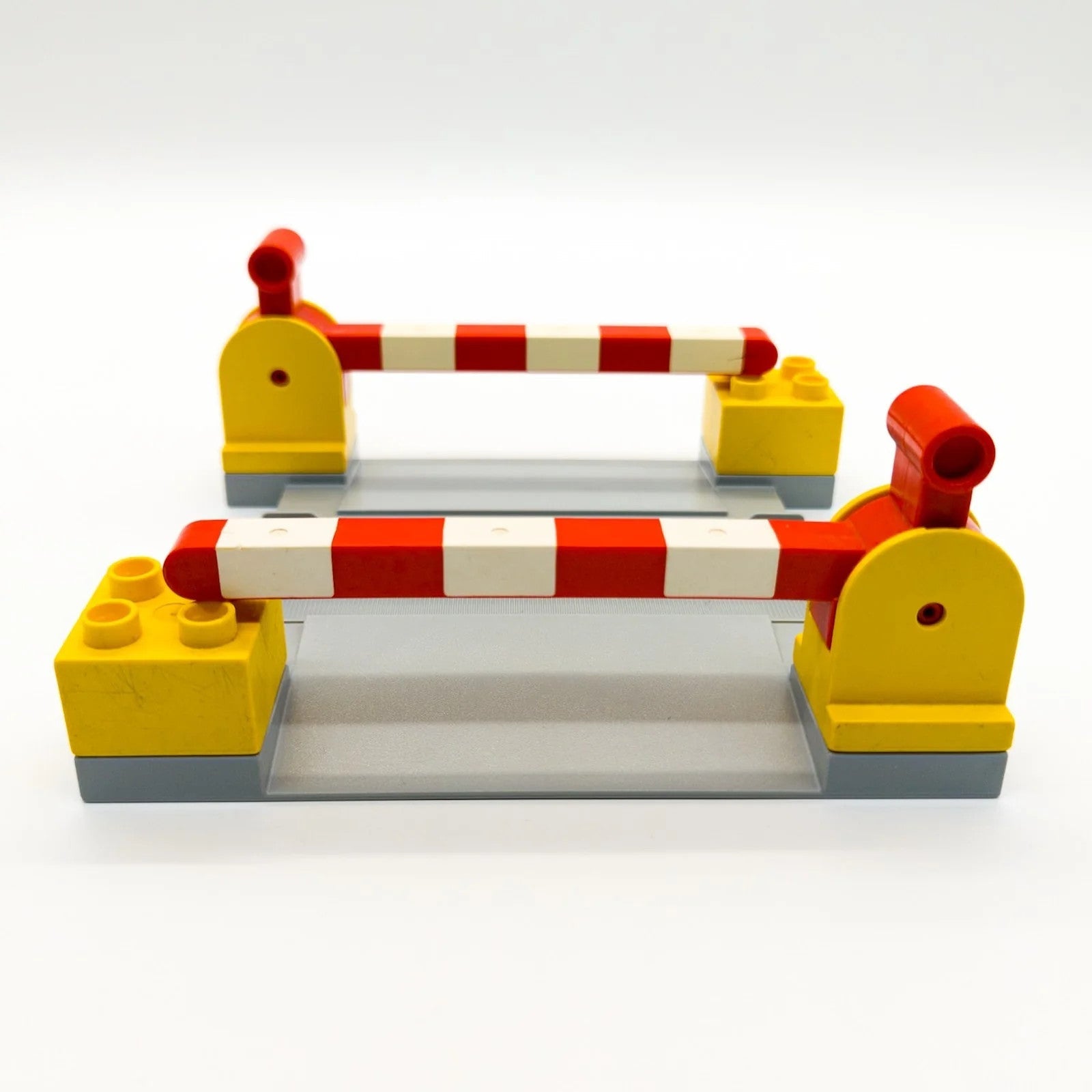 1x LEGO DUPLO Eisenbahn Schienen Bahnübergang light gray 2701 2 Schranken GRW Zweitbild