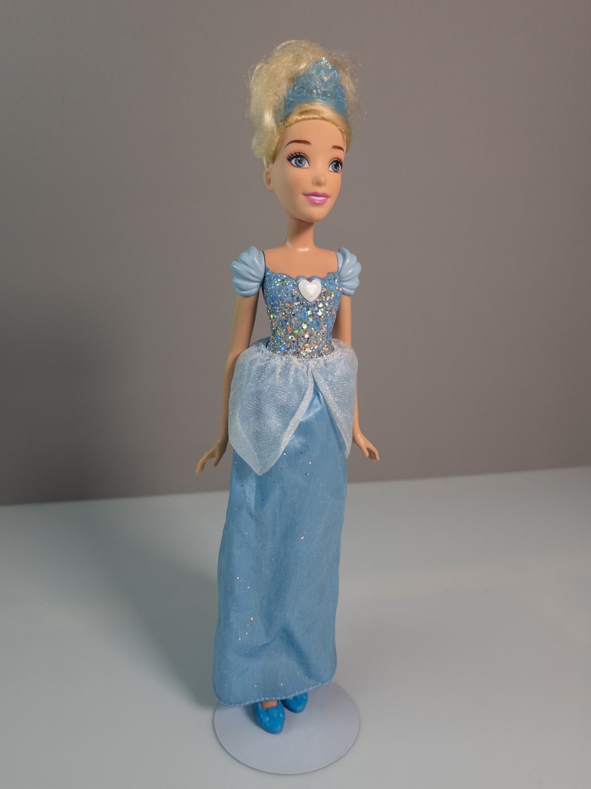 Disney Hasbro Royal Shimmer Doll Aschenputtel 2012 Puppe blau Kleid Krone - nerdyvana.com