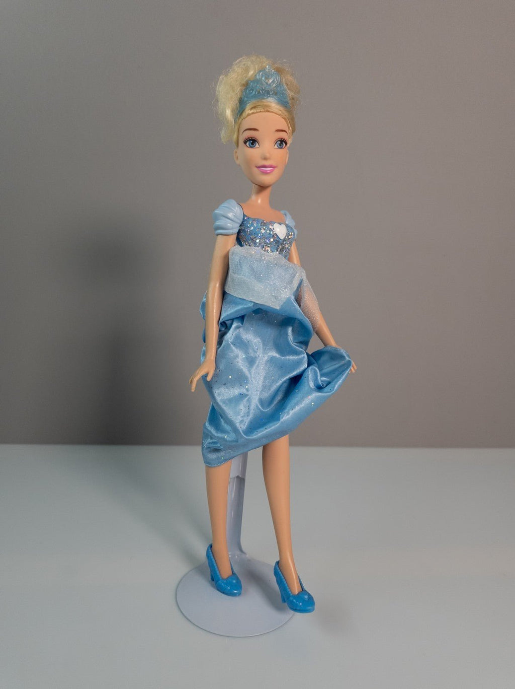 Disney Hasbro Royal Shimmer Doll Aschenputtel 2012 Puppe blau Kleid Krone - nerdyvana.com