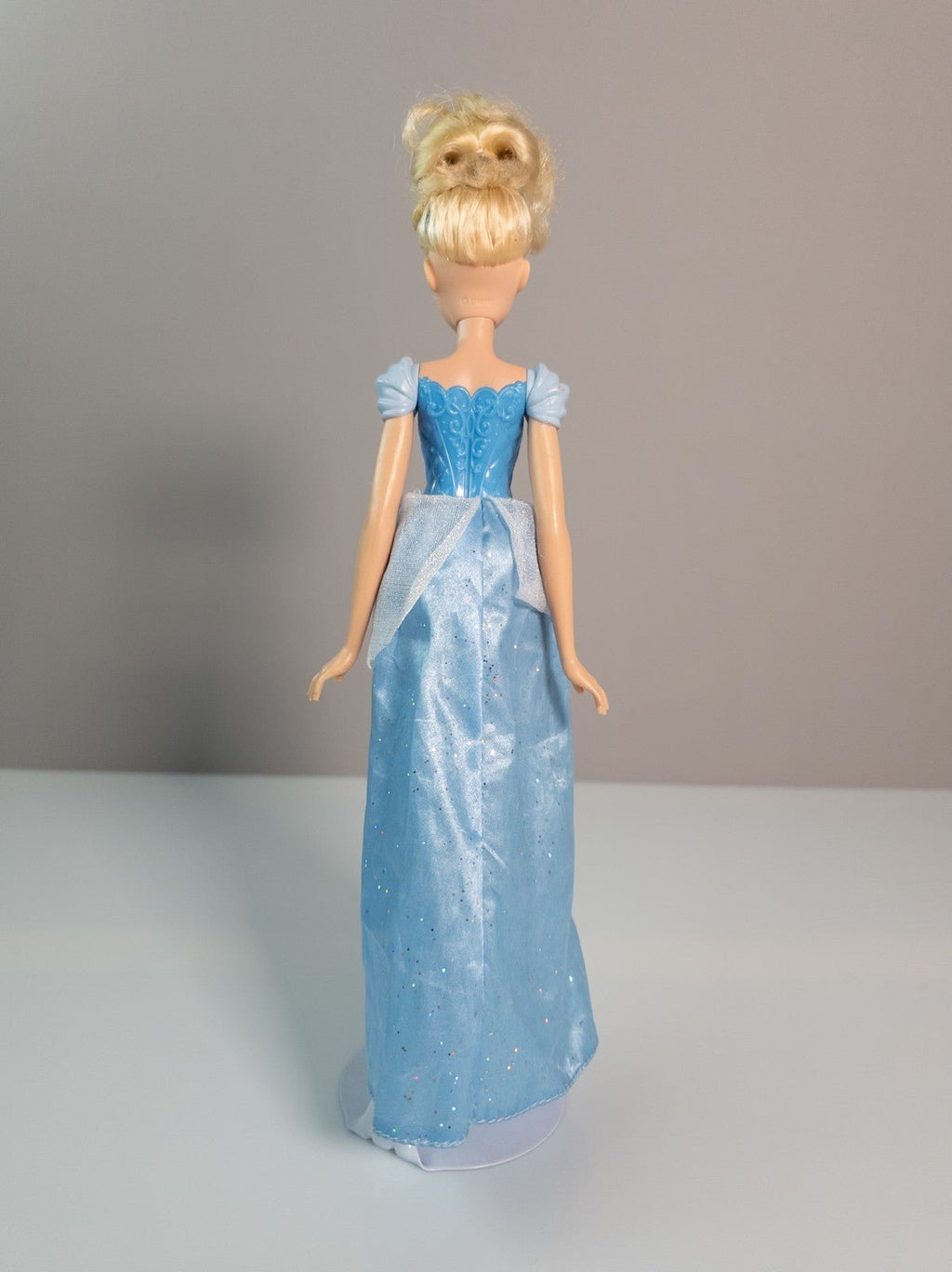 Disney Hasbro Royal Shimmer Doll Aschenputtel 2012 Puppe blau Kleid Krone - nerdyvana.com