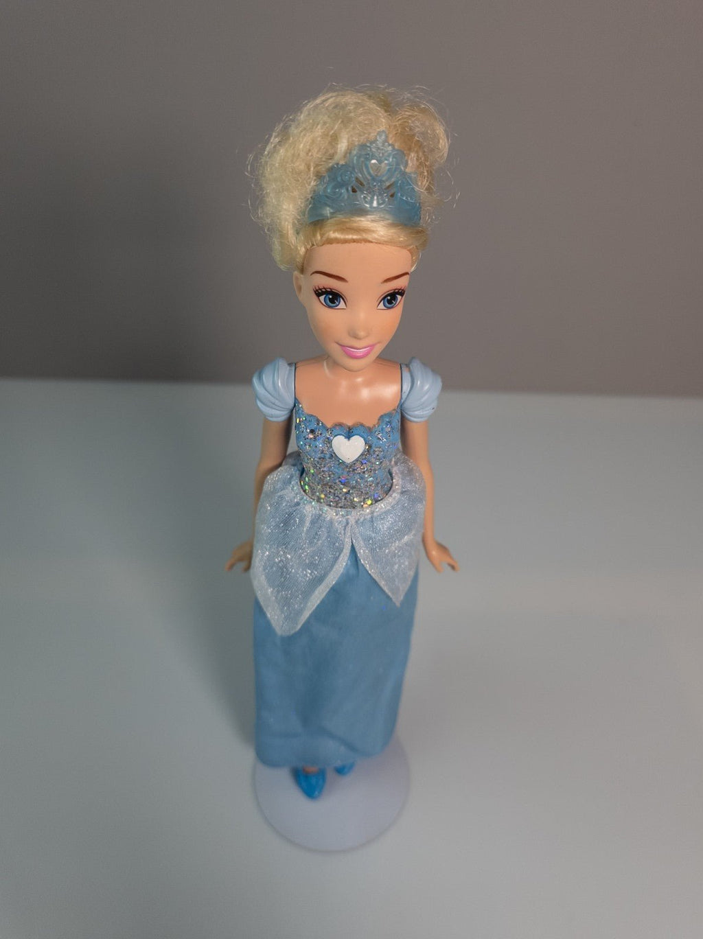 Disney Hasbro Royal Shimmer Doll Aschenputtel 2012 Puppe blau Kleid Krone - nerdyvana.com