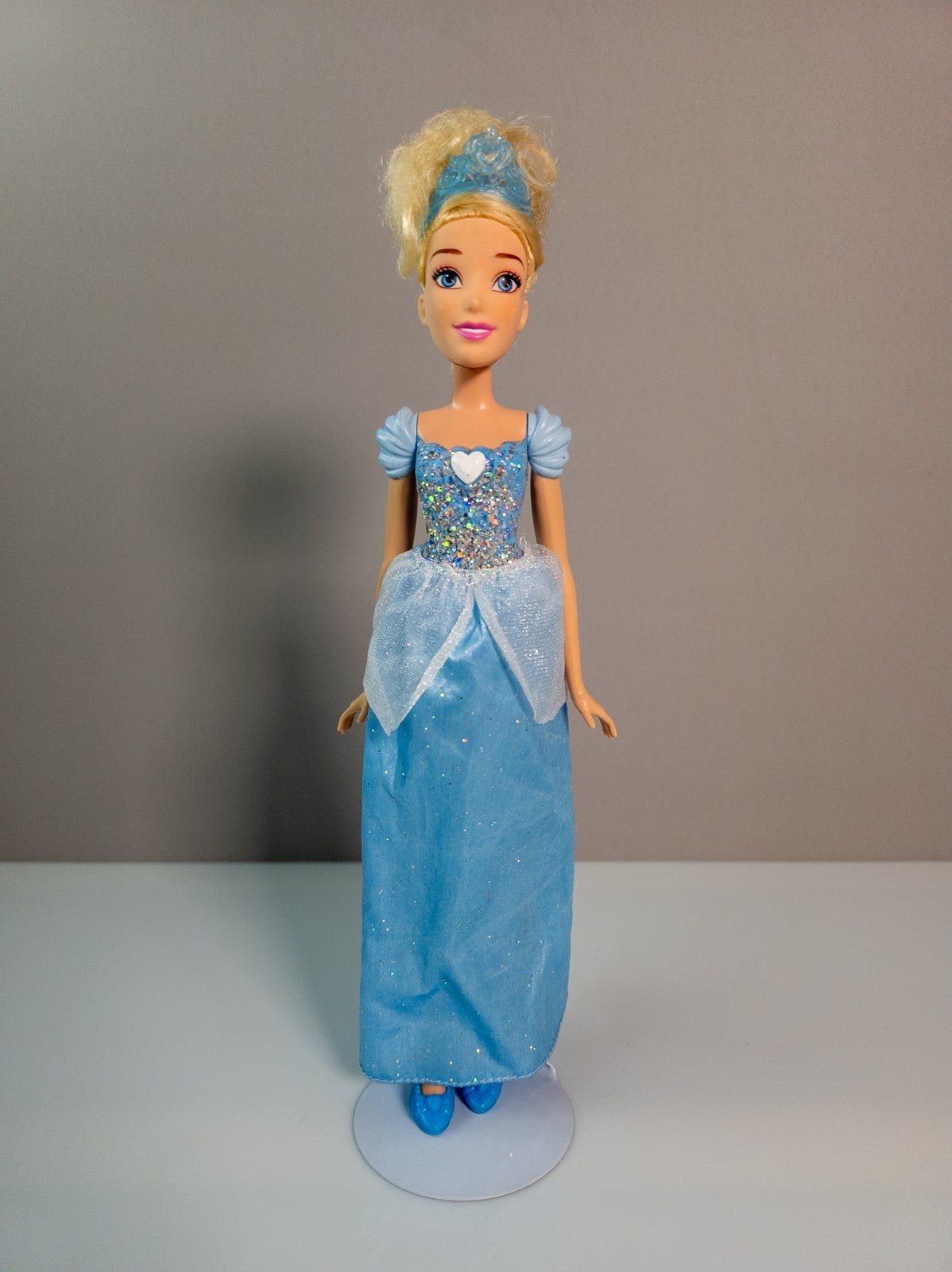 Disney Hasbro Royal Shimmer Doll Aschenputtel 2012 Puppe blau Kleid Krone - nerdyvana.com Hauptbild