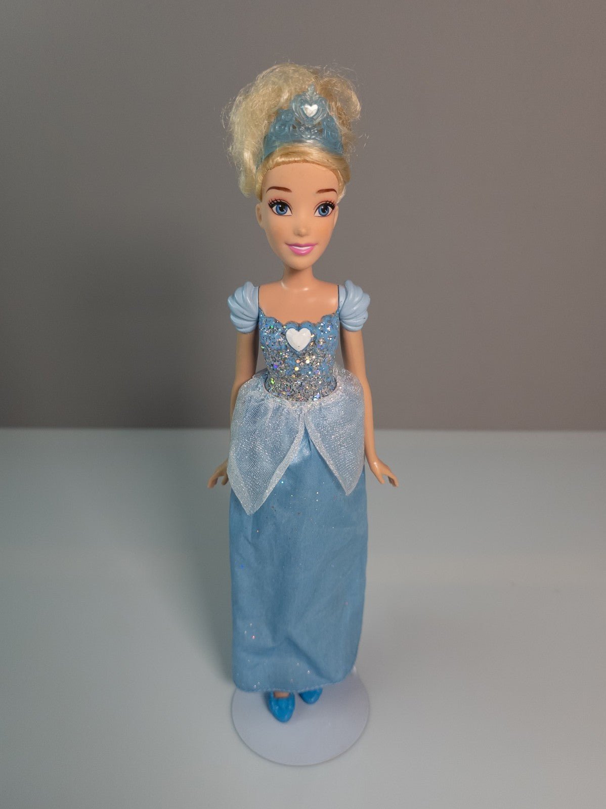 Disney Hasbro Royal Shimmer Doll Aschenputtel 2012 Puppe blau Kleid Krone - nerdyvana.com