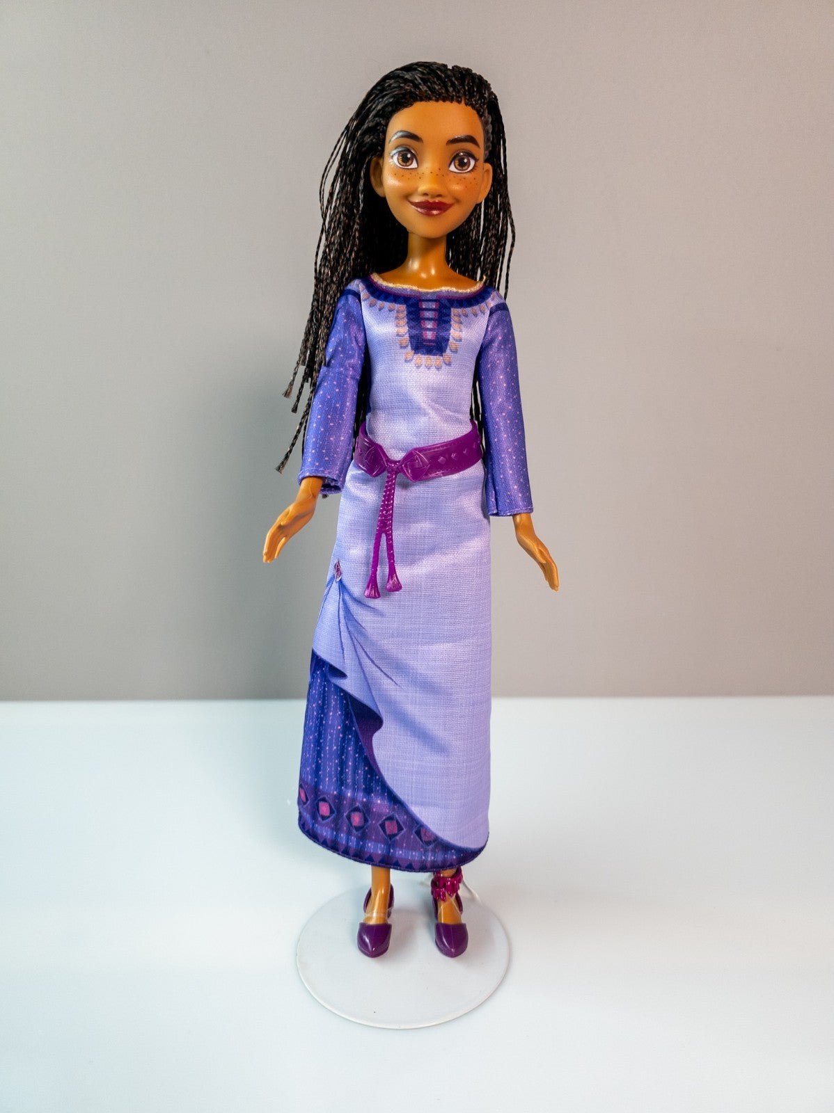 Disney Hasbro Royal Shimmer Doll Asha 2012 lila Kleid Puppe Zweitbild