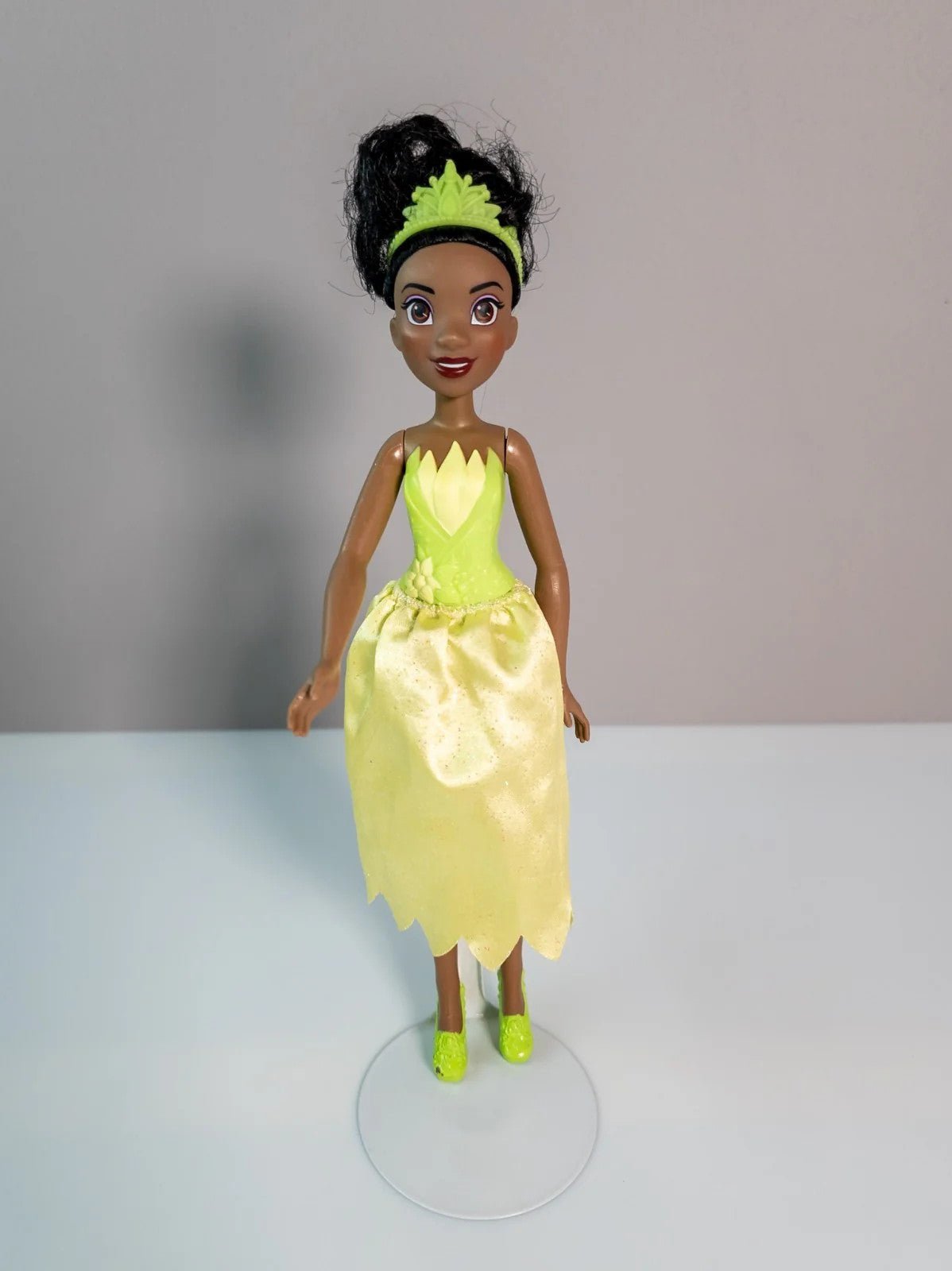 Disney Hasbro Royal Shimmer Doll Tiana 2012 Puppe grün Kleid Schuhe Krone - nerdyvana.com Hauptbild
