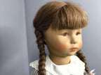 Käthe Kruse Stoffpuppe 48 cm Sammler­puppe 1980er Zöpfe Mohair Haare Vintage TOP - nerdyvana.com