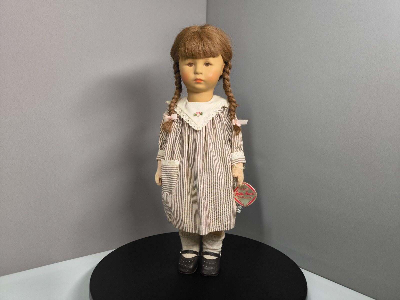 Käthe Kruse Stoffpuppe 48 cm Sammler­puppe 1980er Zöpfe Mohair Haare Vintage TOP - nerdyvana.com