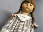 Käthe Kruse Stoffpuppe 48 cm Sammler­puppe 1980er Zöpfe Mohair Haare Vintage TOP - nerdyvana.com