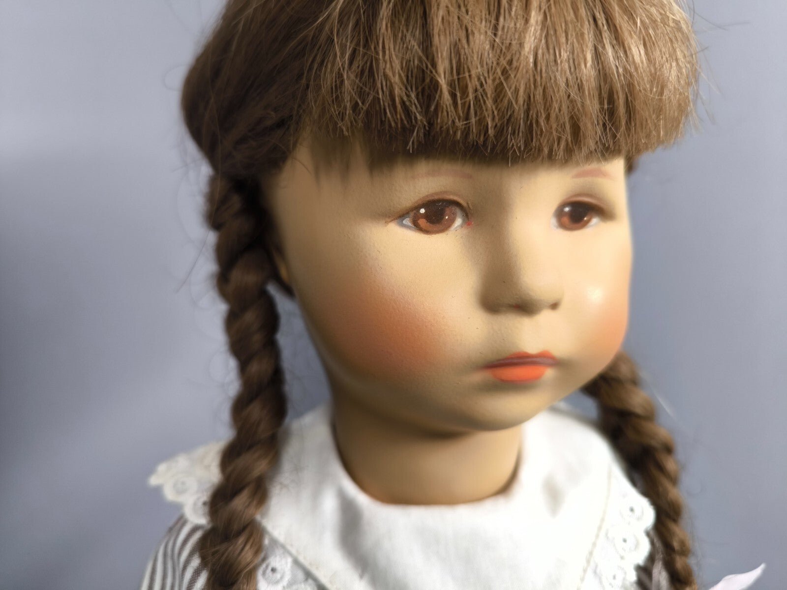 Käthe Kruse Stoffpuppe 48 cm Sammler­puppe 1980er Zöpfe Mohair Haare Vintage TOP - nerdyvana.com