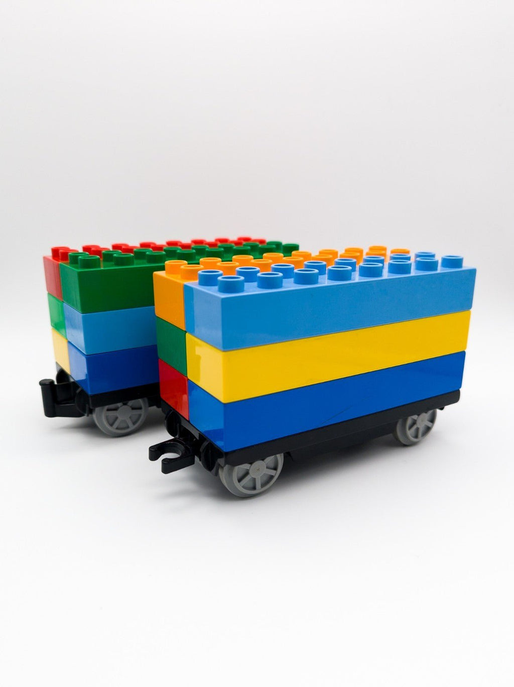 LEGO DUPLO 2x Güterwagen + 12x Bausteine 2x8 - 16er bunt gemischt Waggon Train - nerdyvana.com