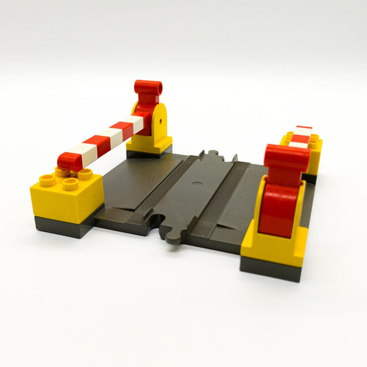 LEGO DUPLO Bahnübergang Schiene Eisenbahn 2 Schranken rot weiß dunkelgrau 2701 - nerdyvana.com