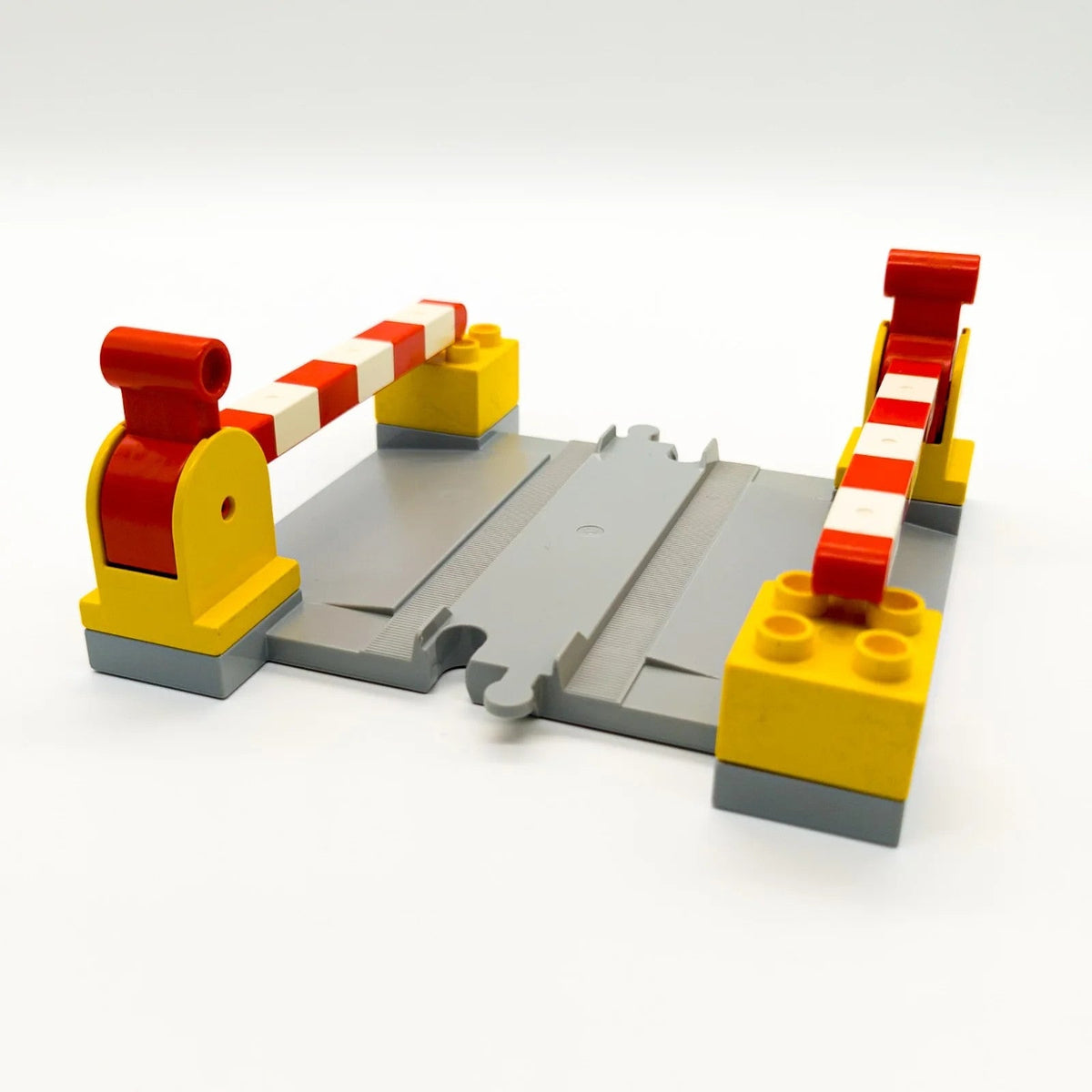 LEGO DUPLO Bahnübergang Schiene Eisenbahn 2 Schranken rot weiß hellgrau 2701 - nerdyvana.com