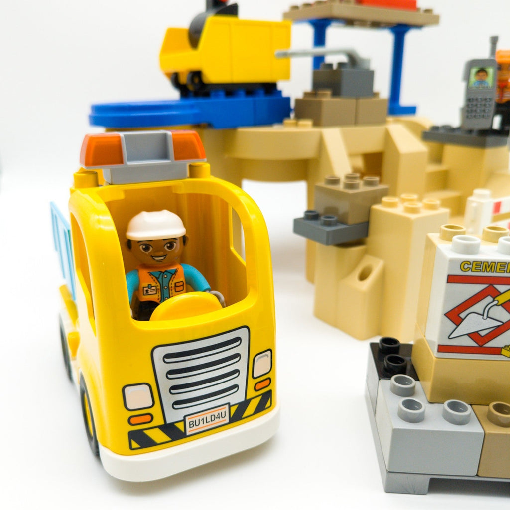 LEGO DUPLO Baustelle Set mit Bagger LKW Bauarbeiter Figuren 3D Bauplatte Felsen - nerdyvana.com