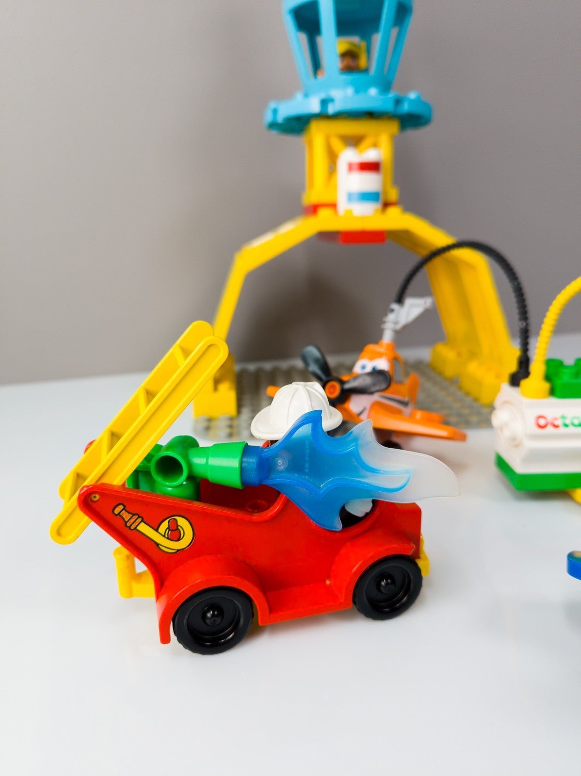 LEGO DUPLO Disney Planes Dusty Skipper Flughafen Feuerwehr Hangar nerdycustom - nerdyvana.com