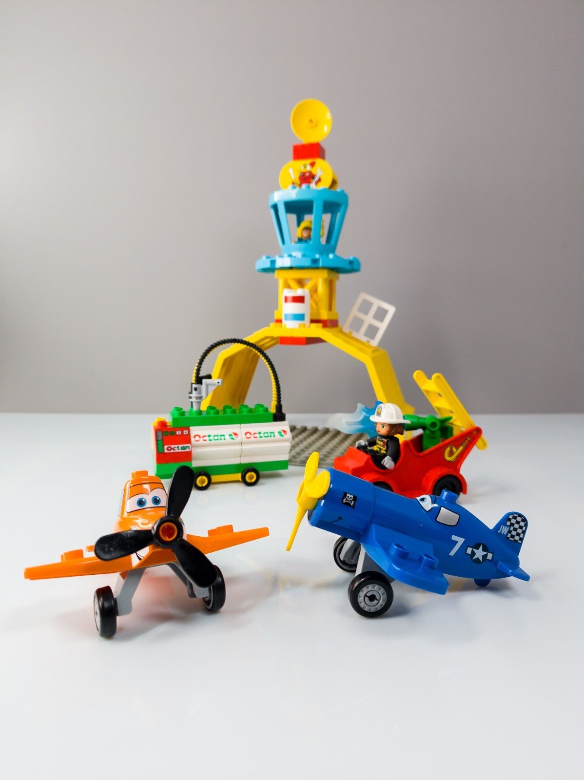 LEGO DUPLO Disney Planes Dusty Skipper Flughafen Feuerwehr Hangar nerdycustom - nerdyvana.com