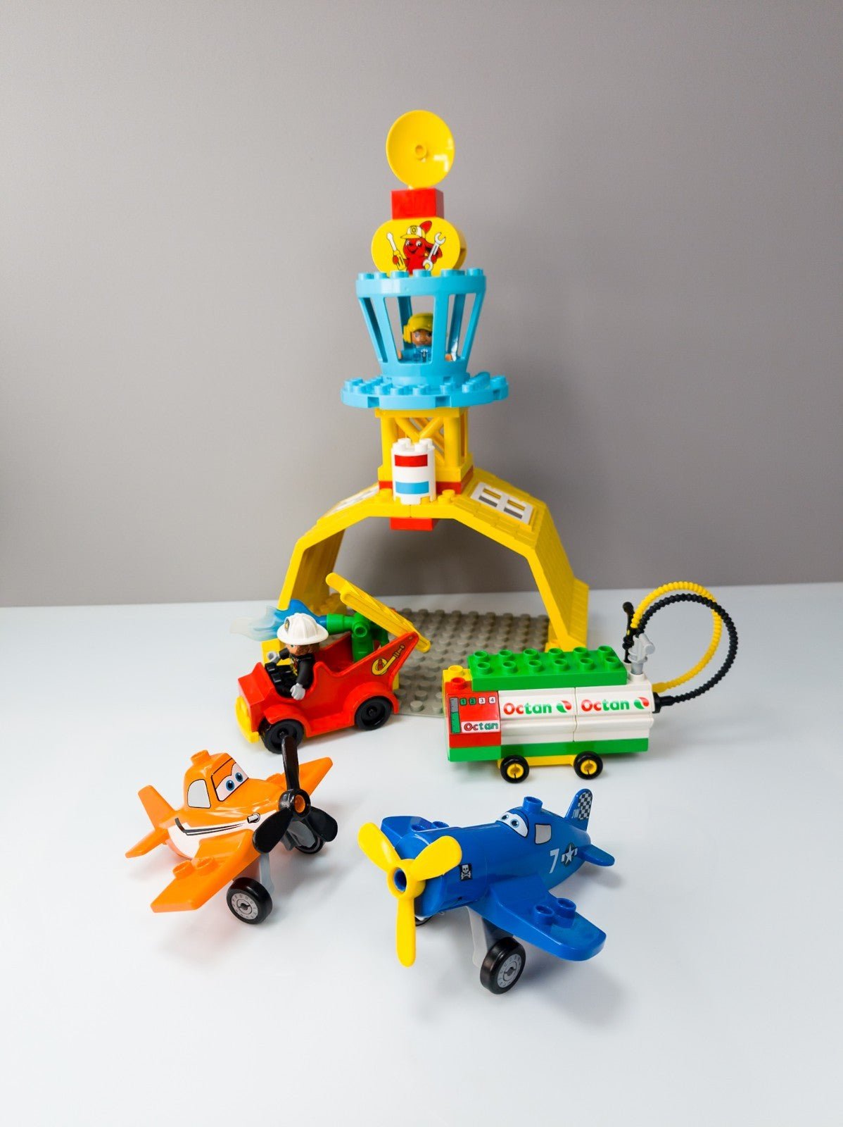 LEGO DUPLO Disney Planes Dusty Skipper Flughafen Feuerwehr Hangar nerdycustom - nerdyvana.com