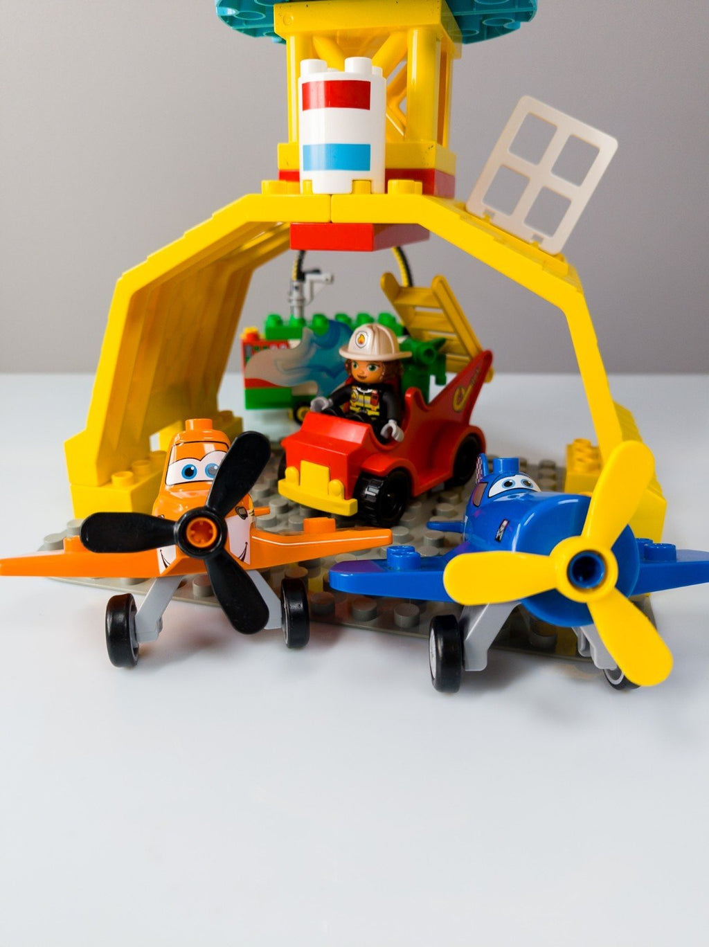 LEGO DUPLO Disney Planes Dusty Skipper Flughafen Feuerwehr Hangar nerdycustom - nerdyvana.com