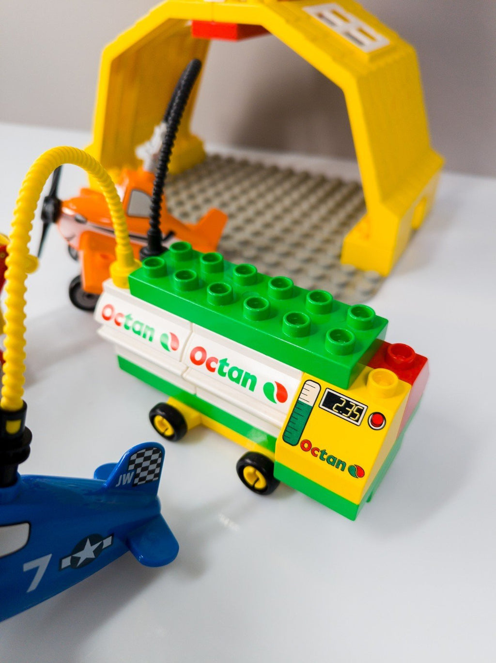 LEGO DUPLO Disney Planes Dusty Skipper Flughafen Feuerwehr Hangar nerdycustom - nerdyvana.com