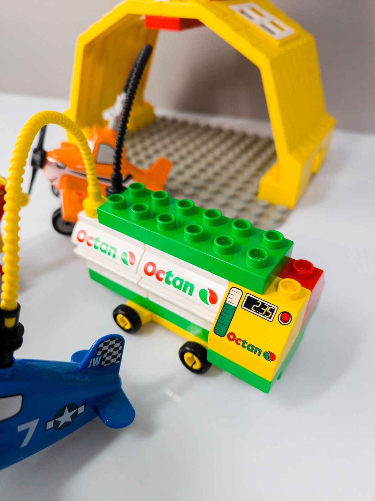 LEGO DUPLO Disney Planes Dusty Skipper Flughafen Feuerwehr Hangar nerdycustom - nerdyvana.com