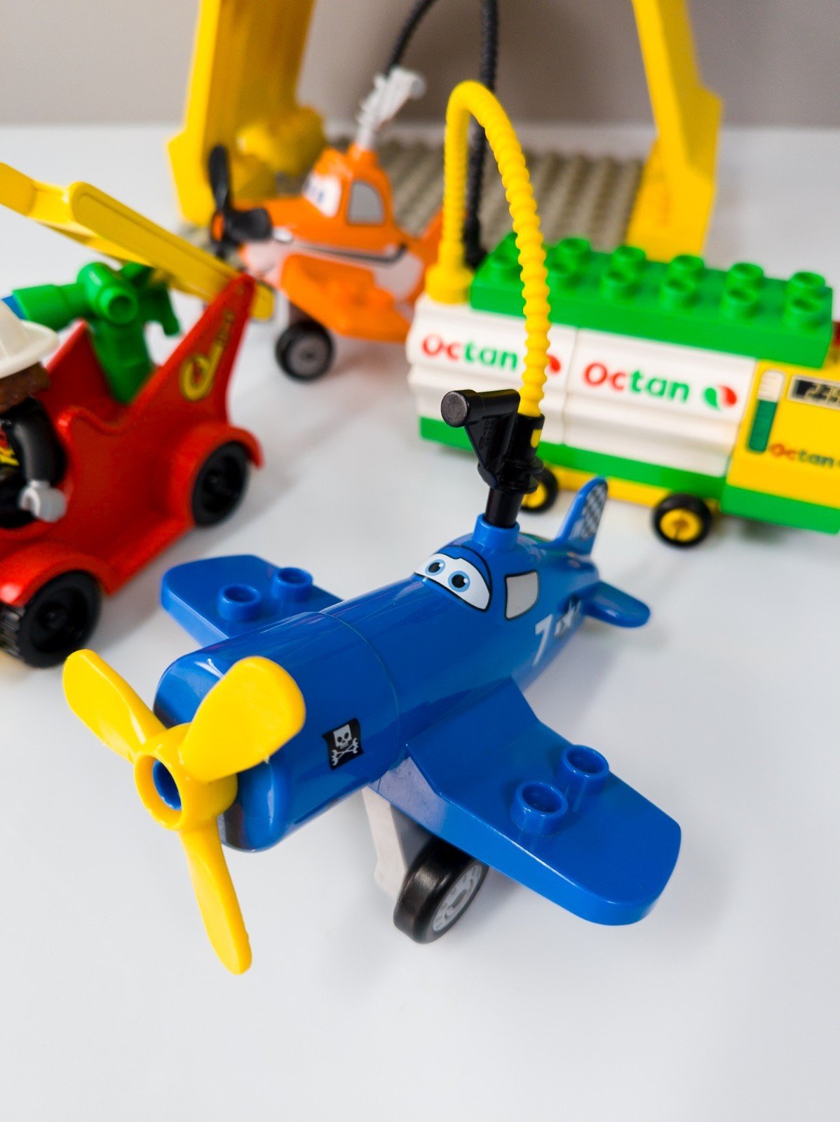LEGO DUPLO Disney Planes Dusty Skipper Flughafen Feuerwehr Hangar nerdycustom - nerdyvana.com