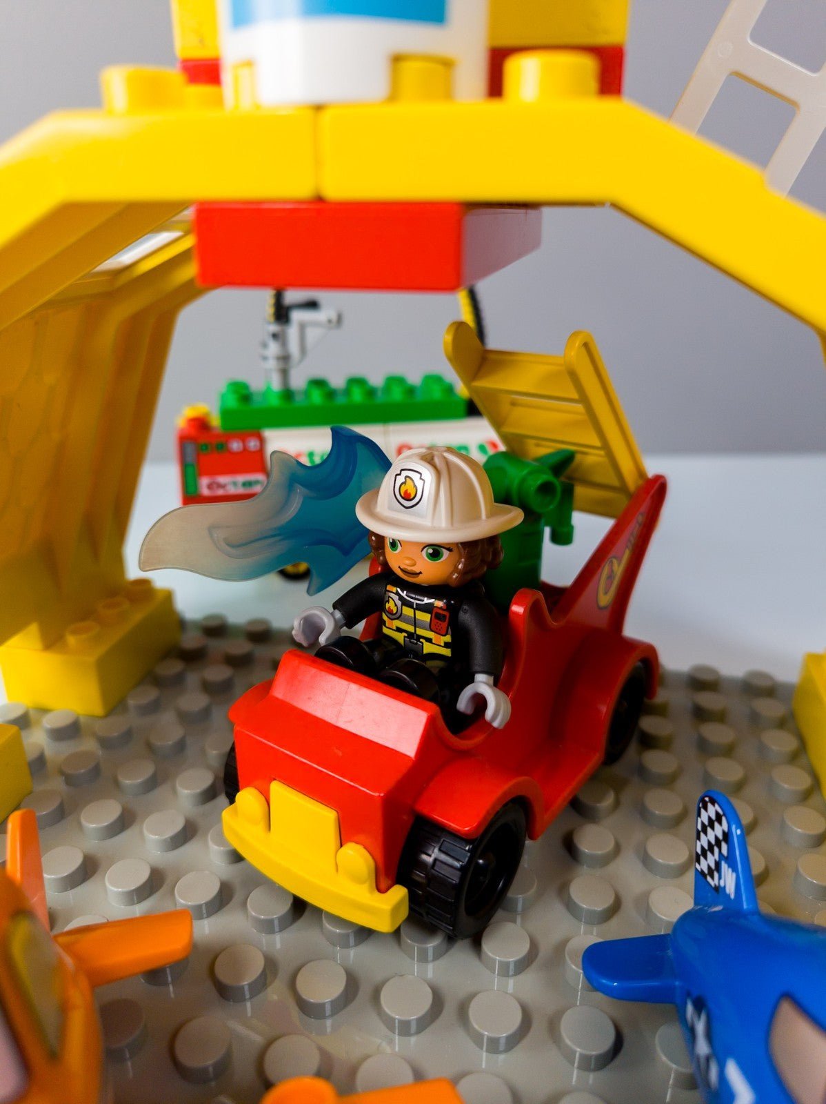 LEGO DUPLO Disney Planes Dusty Skipper Flughafen Feuerwehr Hangar nerdycustom - nerdyvana.com