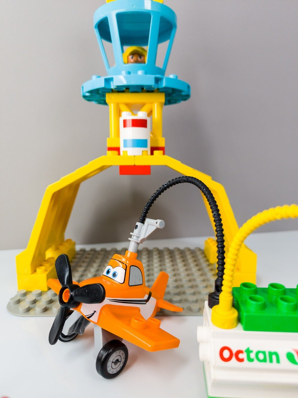 LEGO DUPLO Disney Planes Dusty Skipper Flughafen Feuerwehr Hangar nerdycustom - nerdyvana.com