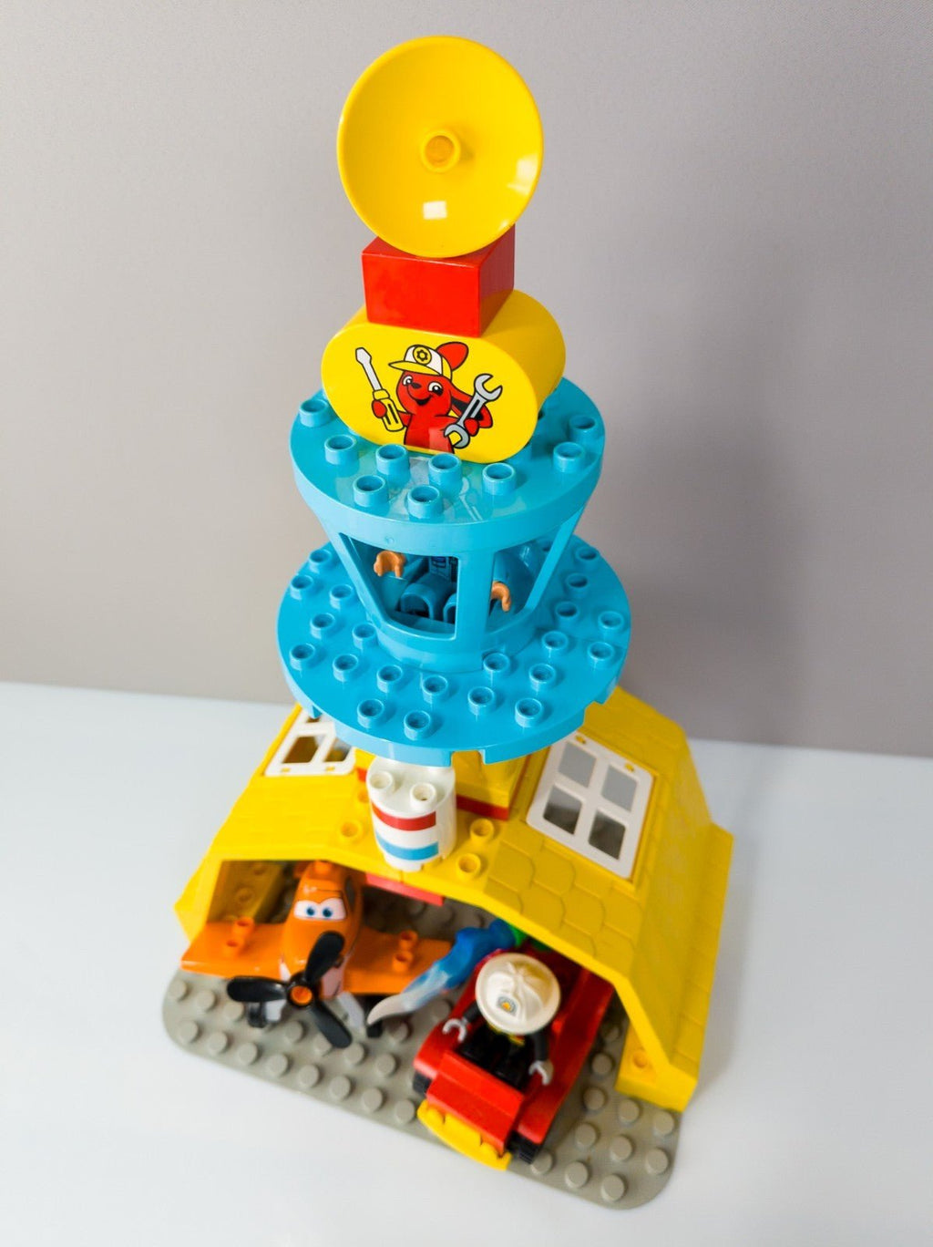 LEGO DUPLO Disney Planes Dusty Skipper Flughafen Feuerwehr Hangar nerdycustom - nerdyvana.com