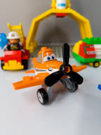 LEGO DUPLO Disney Planes Dusty Skipper Flughafen Feuerwehr Hangar nerdycustom - nerdyvana.com