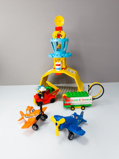 LEGO DUPLO Disney Planes Dusty Skipper Flughafen Feuerwehr Hangar nerdycustom - nerdyvana.com