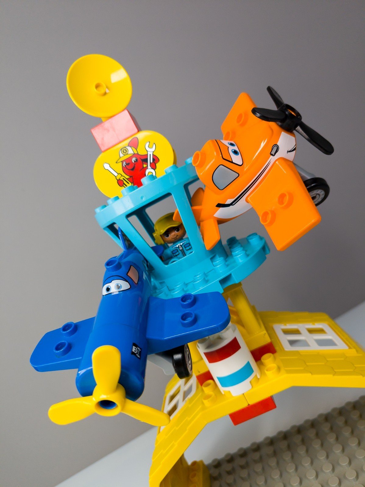 LEGO DUPLO Disney Planes Dusty Skipper Flughafen Feuerwehr Hangar nerdycustom - nerdyvana.com Hauptbild