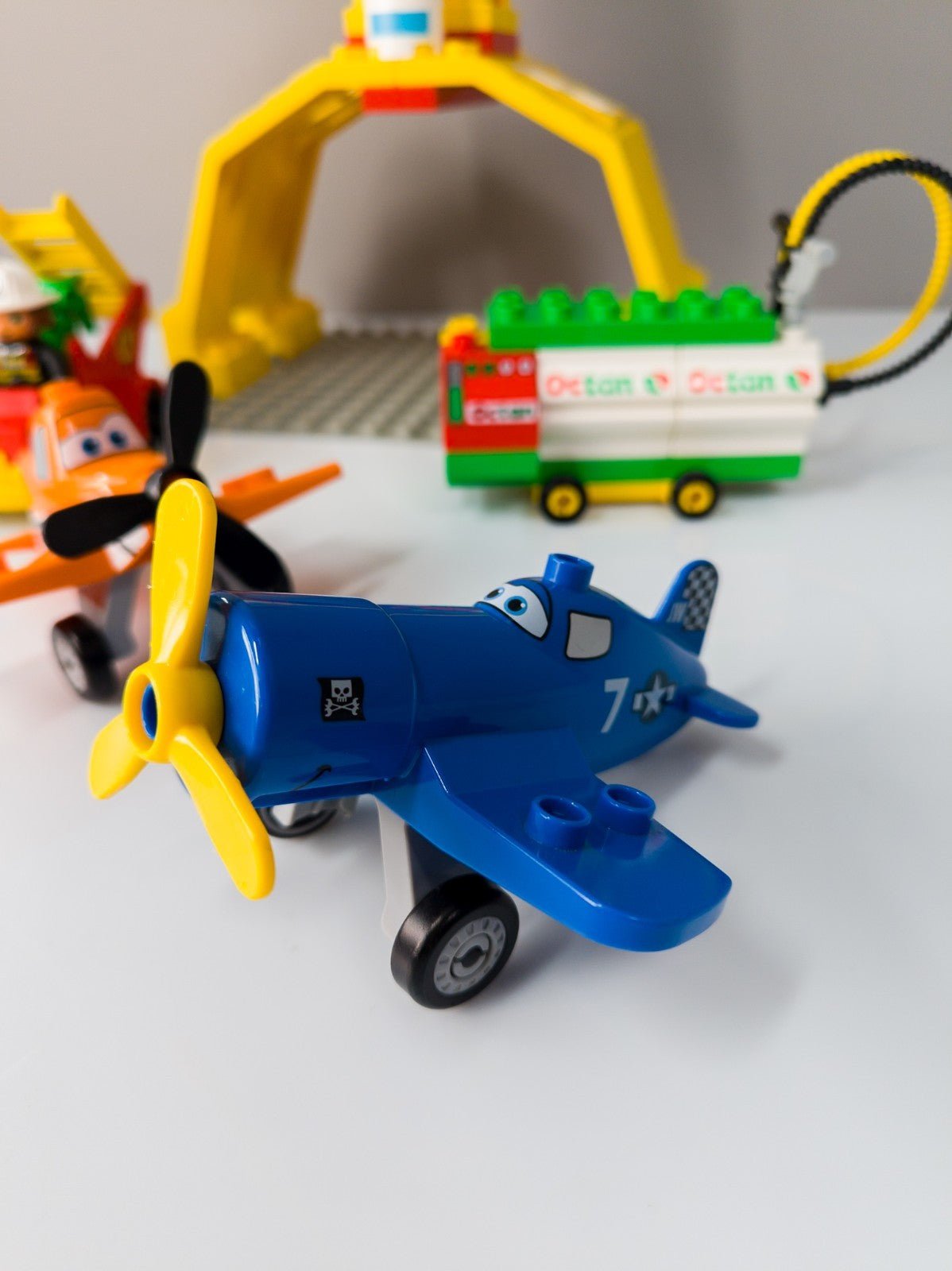 LEGO DUPLO Disney Planes Dusty Skipper Flughafen Feuerwehr Hangar nerdycustom - nerdyvana.com