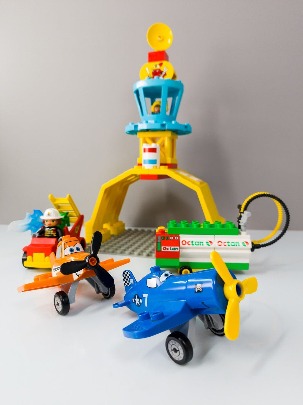 LEGO DUPLO Disney Planes Dusty Skipper Flughafen Feuerwehr Hangar nerdycustom - nerdyvana.com