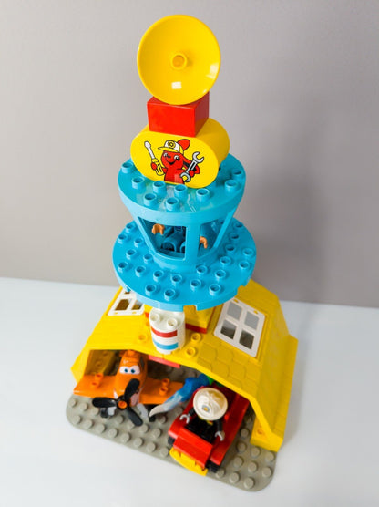 LEGO DUPLO Disney Planes Dusty Skipper Flughafen Feuerwehr Hangar nerdycustom - nerdyvana.com