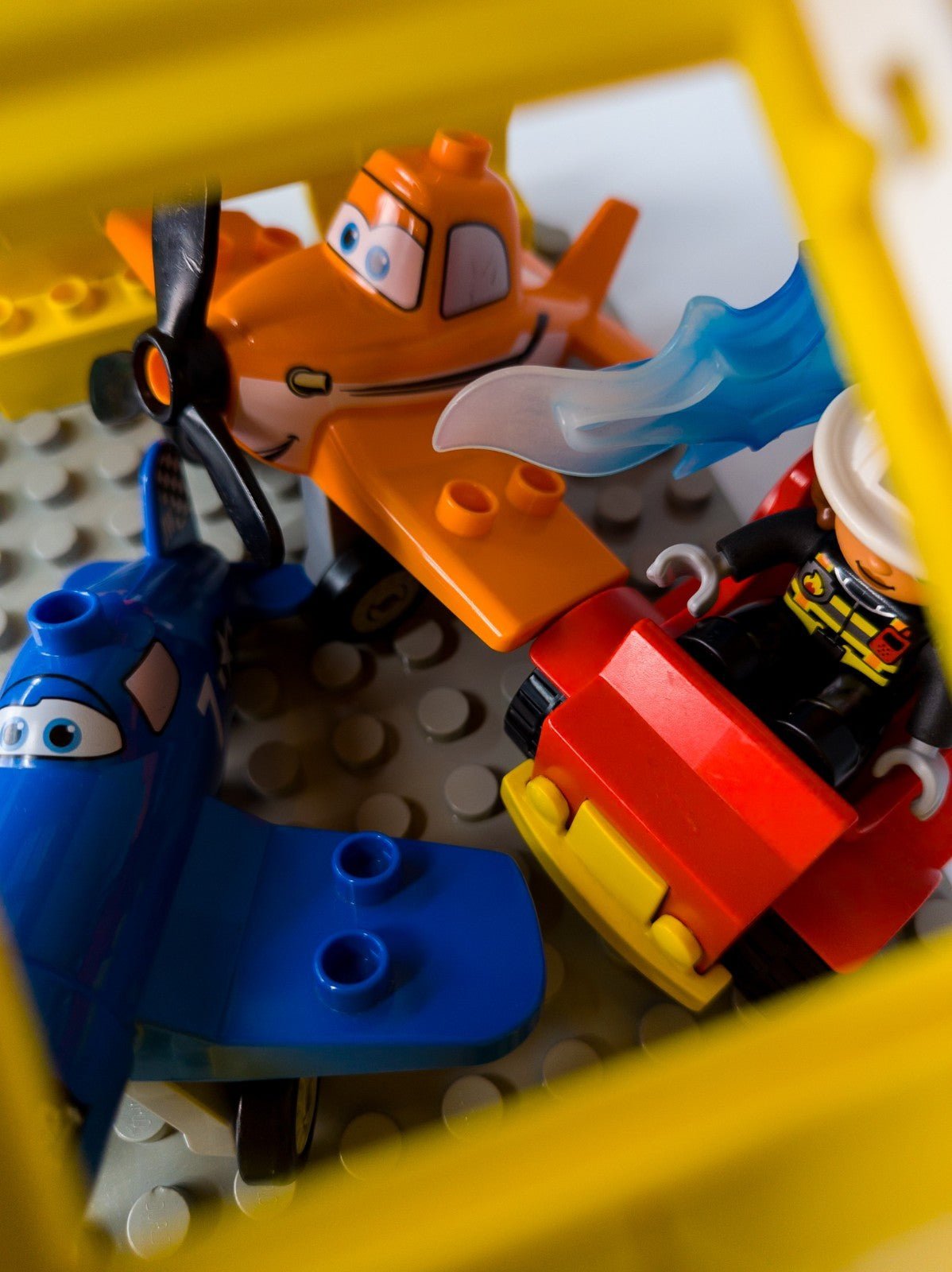 LEGO DUPLO Disney Planes Dusty Skipper Flughafen Feuerwehr Hangar nerdycustom - nerdyvana.com
