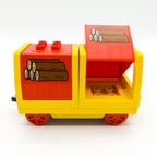 LEGO DUPLO Eisenbahn Holz - Güterwagen Cargo Waggon gelb rot Holzstapel - Motiv - nerdyvana.com