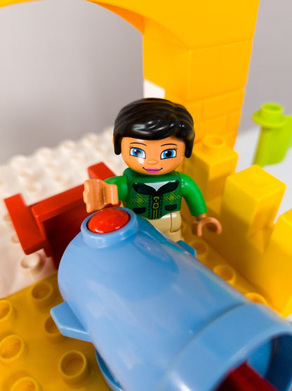 LEGO DUPLO Figuren-Set Dame mit gelbem Schloss, Kanone & Kamin nerdycustom MOC - nerdyvana.com