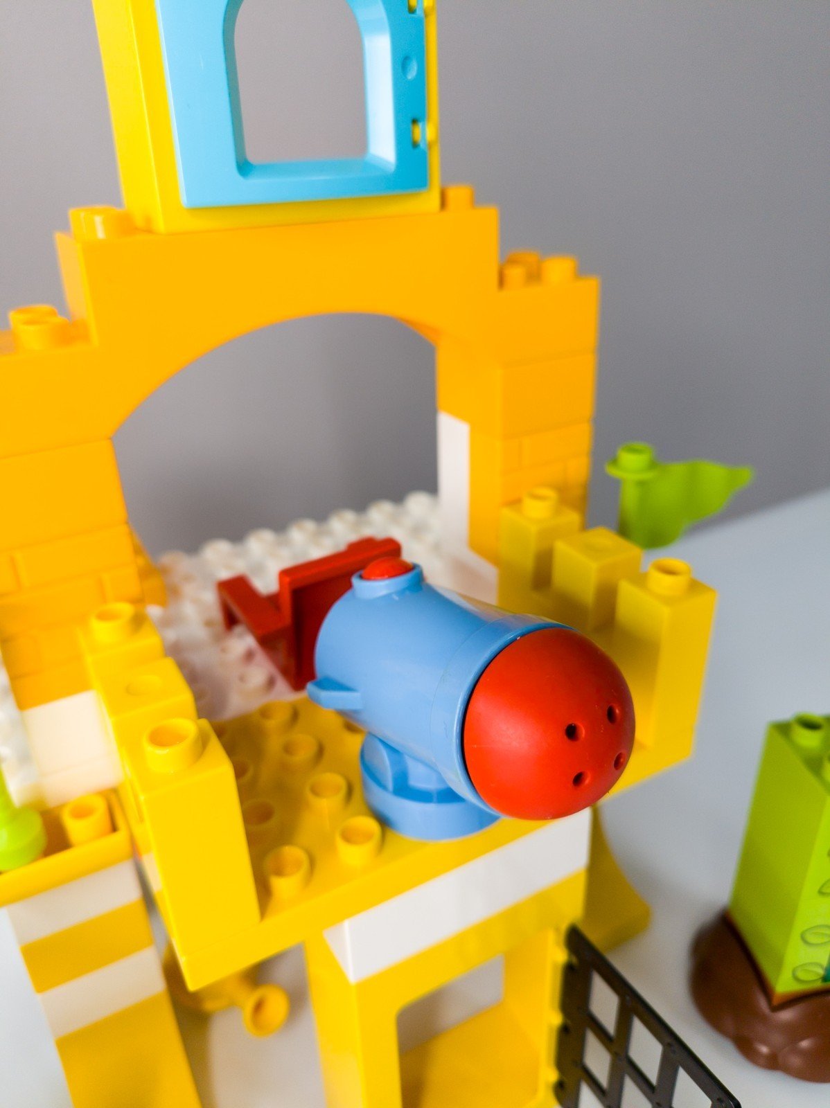 LEGO DUPLO Figuren-Set Dame mit gelbem Schloss, Kanone & Kamin nerdycustom MOC - nerdyvana.com
