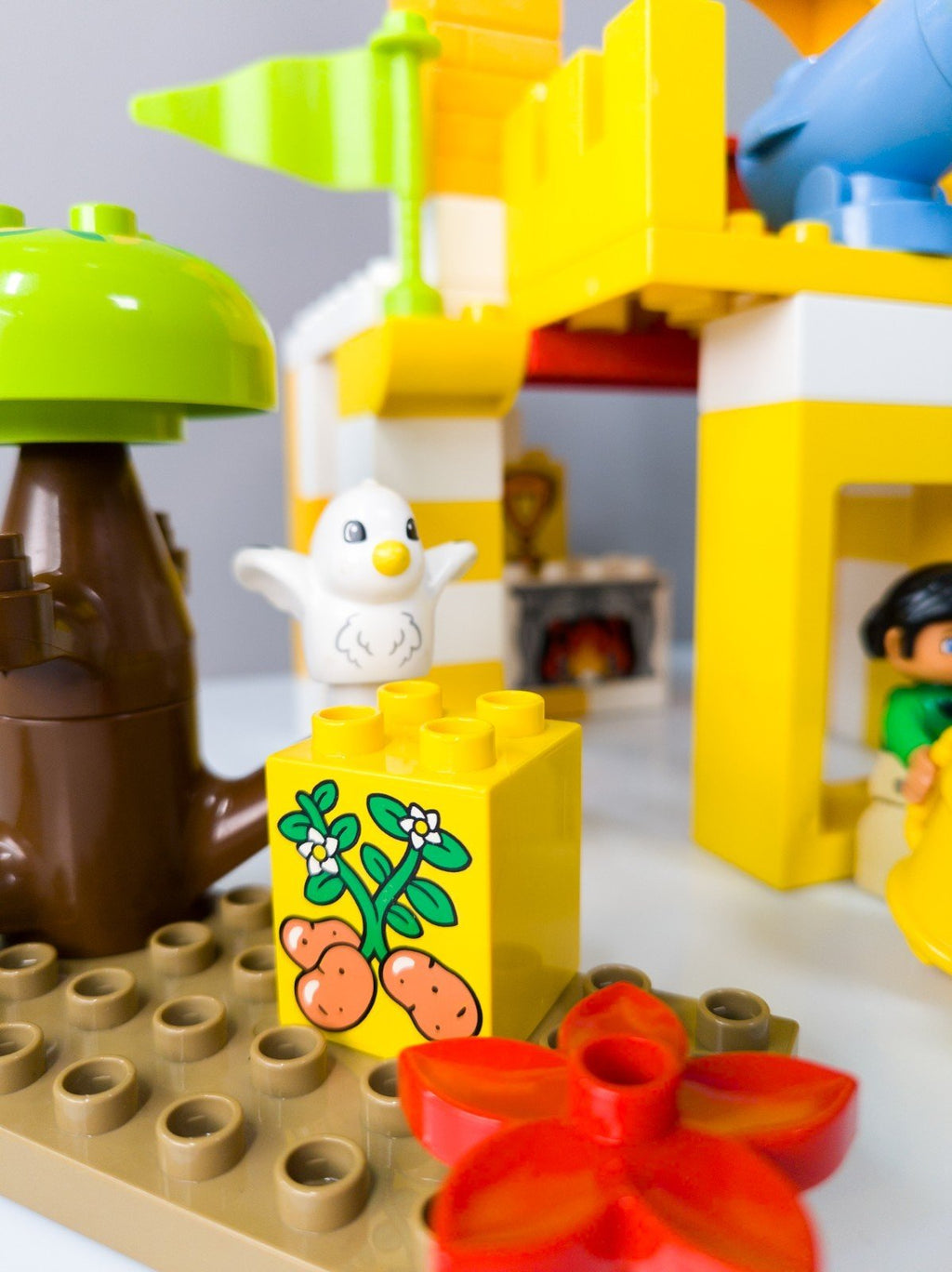 LEGO DUPLO Figuren - Set Dame mit gelbem Schloss, Kanone & Kamin nerdycustom MOC - nerdyvana.com