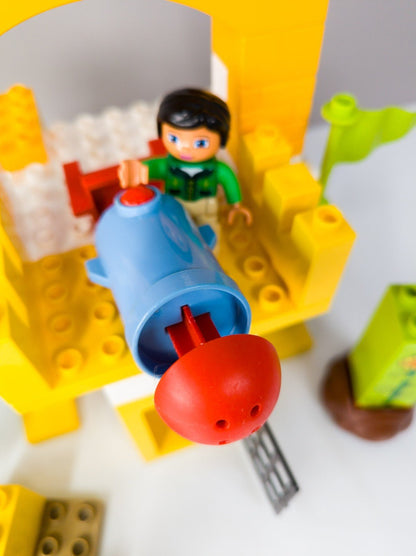 LEGO DUPLO Figuren-Set Dame mit gelbem Schloss, Kanone & Kamin nerdycustom MOC - nerdyvana.com