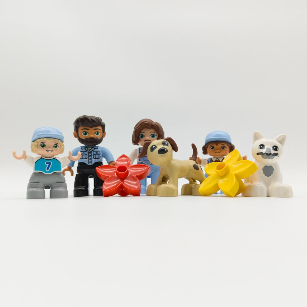 LEGO DUPLO Figuren - Set Familie Vater Mutter Kinder Hund Katze Blumen nerdycustom - nerdyvana.com