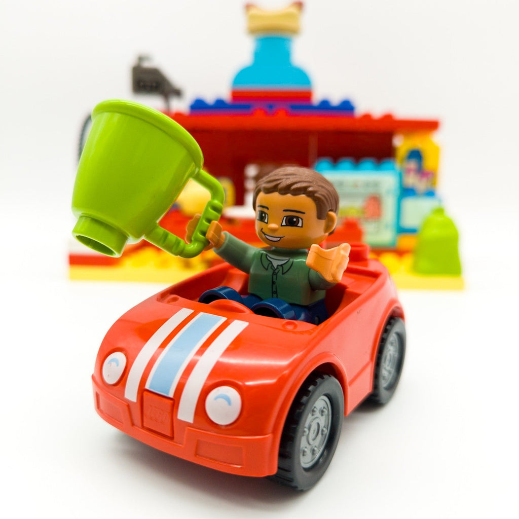 LEGO DUPLO Flo's Cafe & Curryworscht Bude mit Drive - in Restaurant nerdycustom - nerdyvana.com