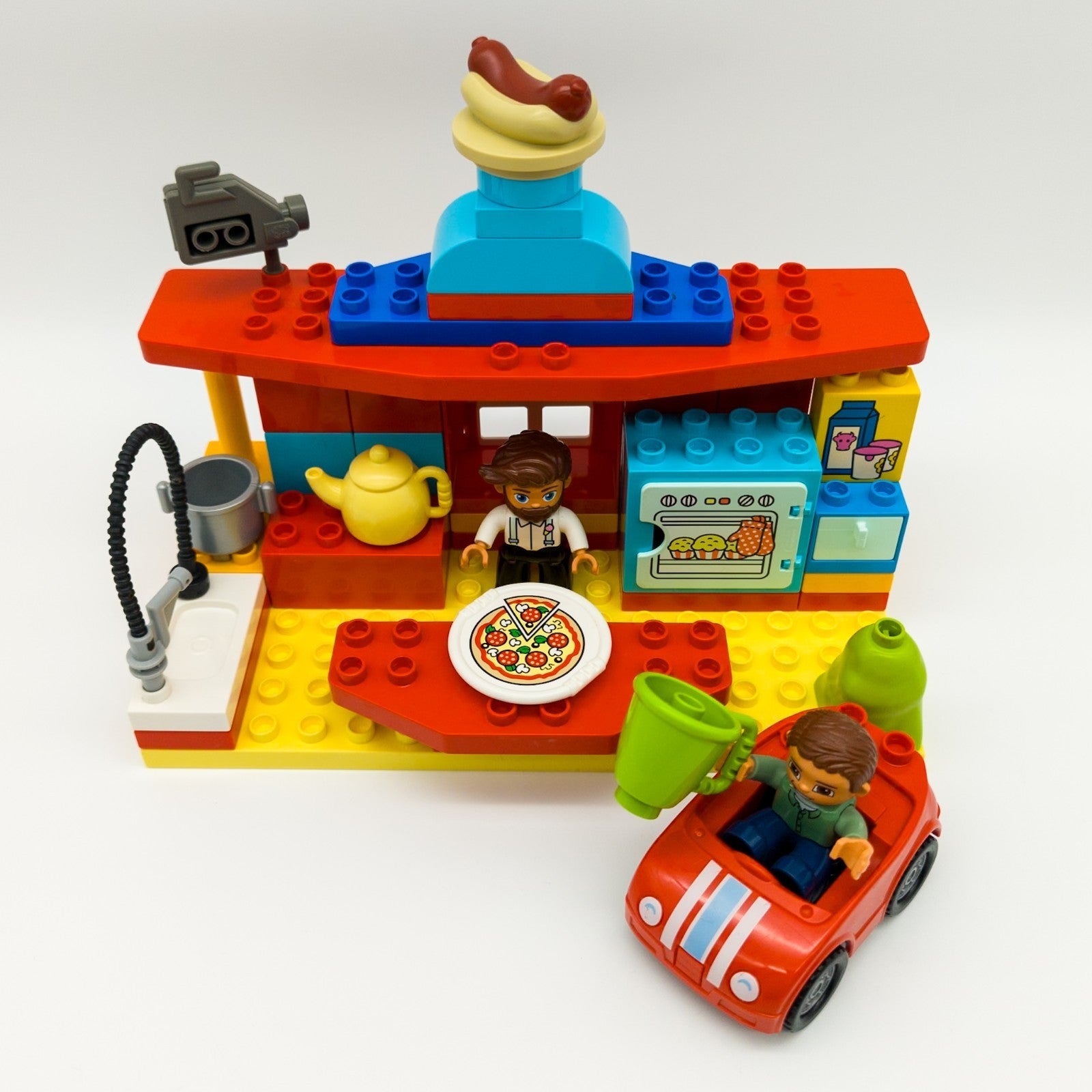 LEGO DUPLO Flo's Cafe & Curryworscht Bude mit Drive - in Restaurant nerdycustom - nerdyvana.com
