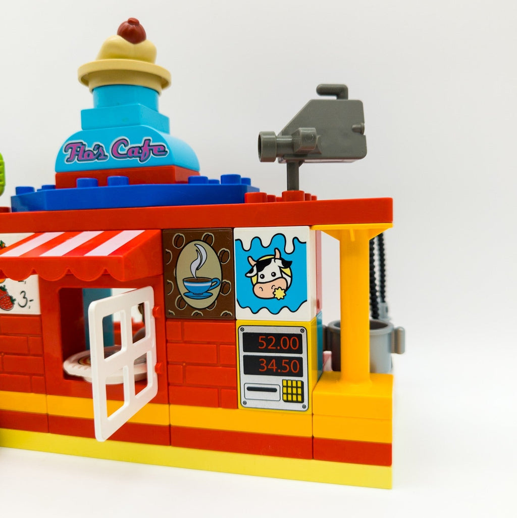 LEGO DUPLO Flo's Cafe & Curryworscht Bude mit Drive - in Restaurant nerdycustom - nerdyvana.com