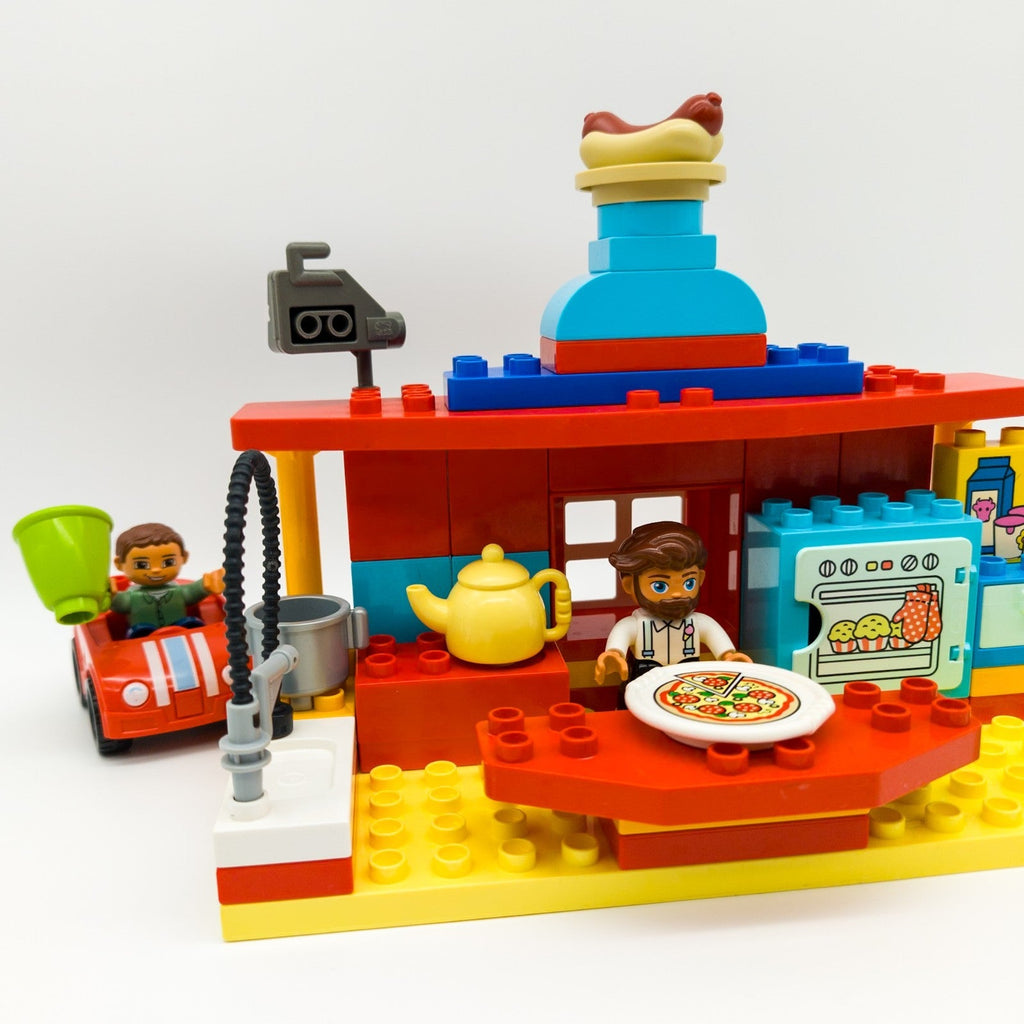 LEGO DUPLO Flo's Cafe & Curryworscht Bude mit Drive - in Restaurant nerdycustom - nerdyvana.com