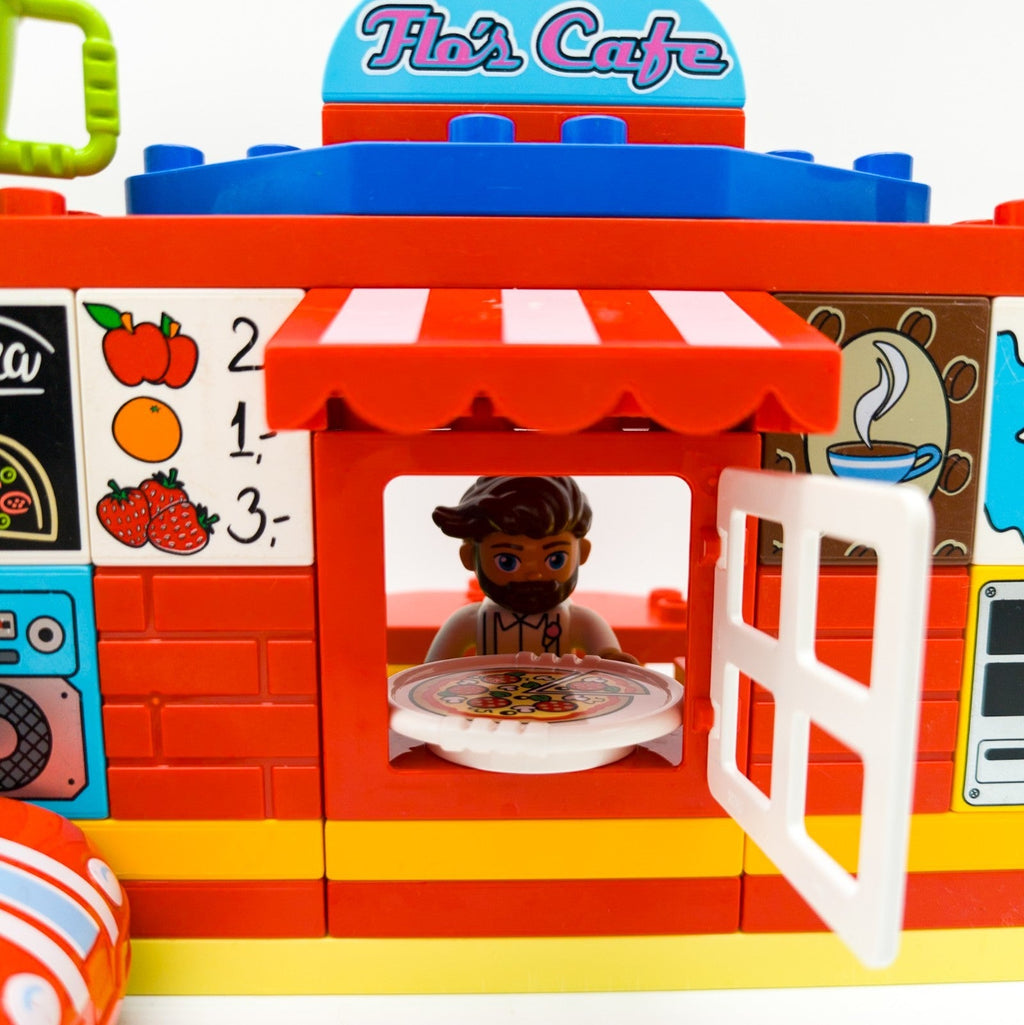 LEGO DUPLO Flo's Cafe & Curryworscht Bude mit Drive - in Restaurant nerdycustom - nerdyvana.com
