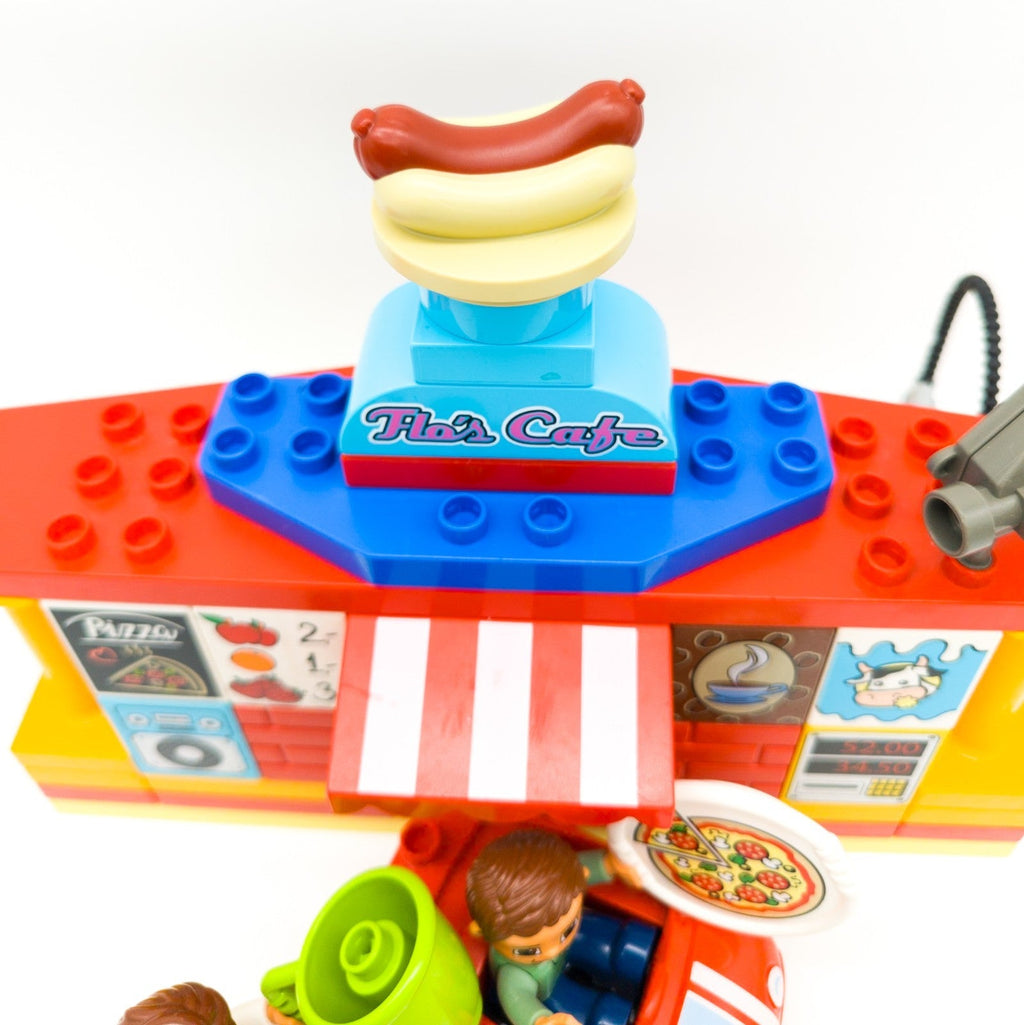 LEGO DUPLO Flo's Cafe & Curryworscht Bude mit Drive - in Restaurant nerdycustom - nerdyvana.com