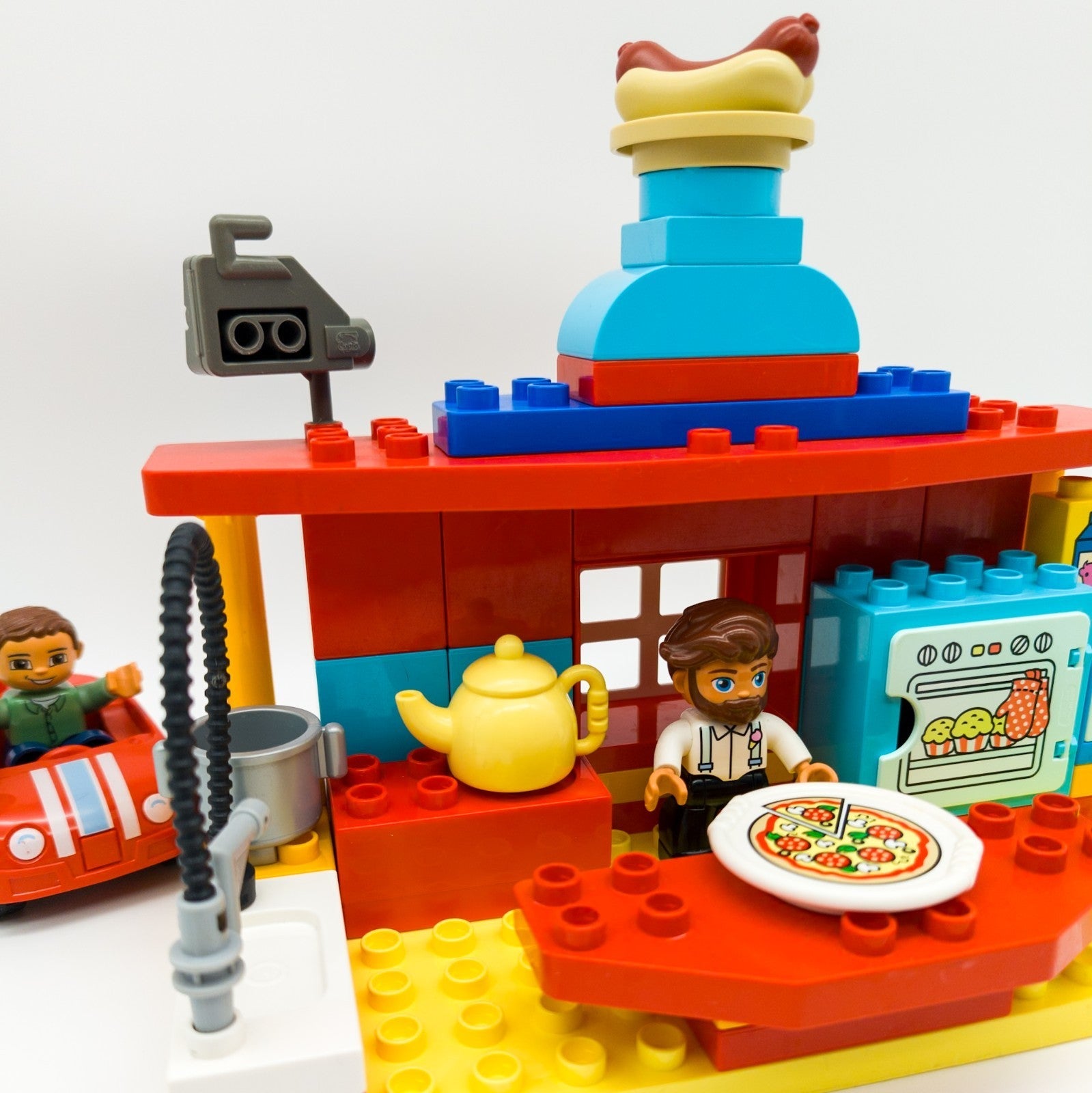 LEGO DUPLO Flo's Cafe & Curryworscht Bude mit Drive - in Restaurant nerdycustom - nerdyvana.com